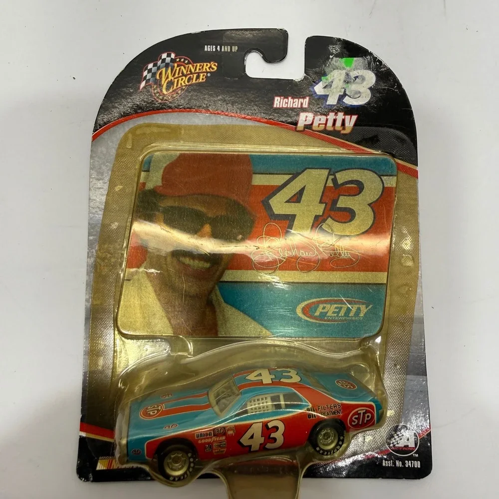 Winner's Circle Richard Petty 43 STP Dodge Charger 1:64 Diecast Car NASCAR 34700